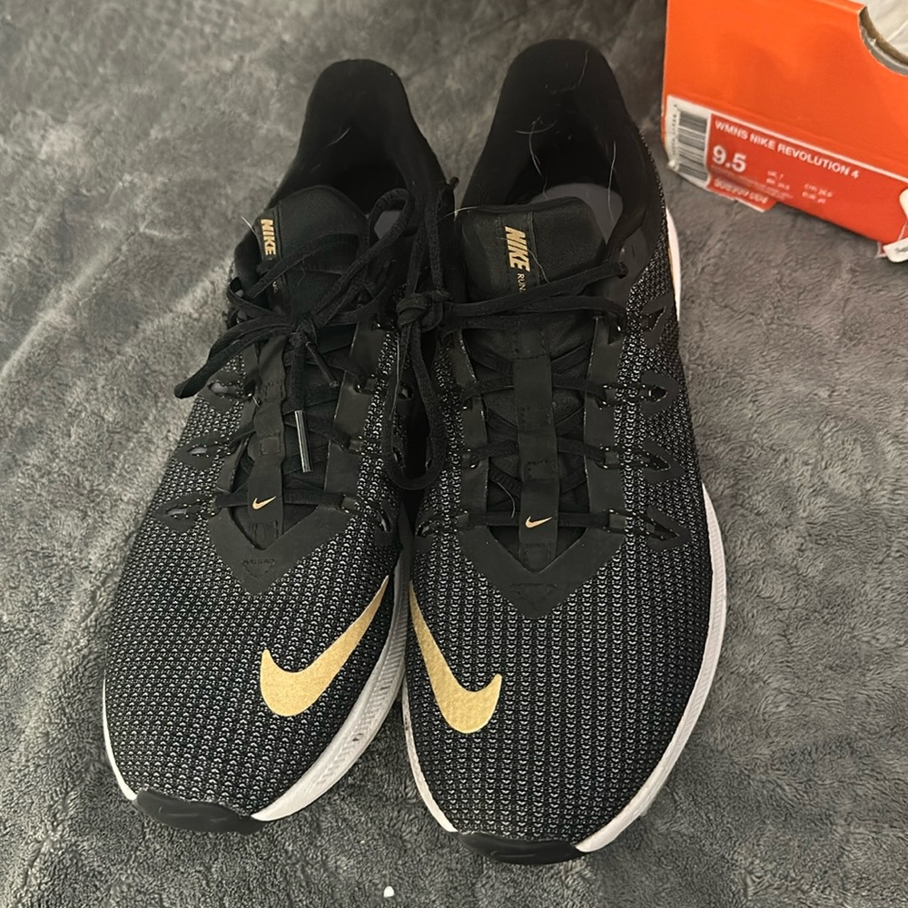 Nike Revolution 4